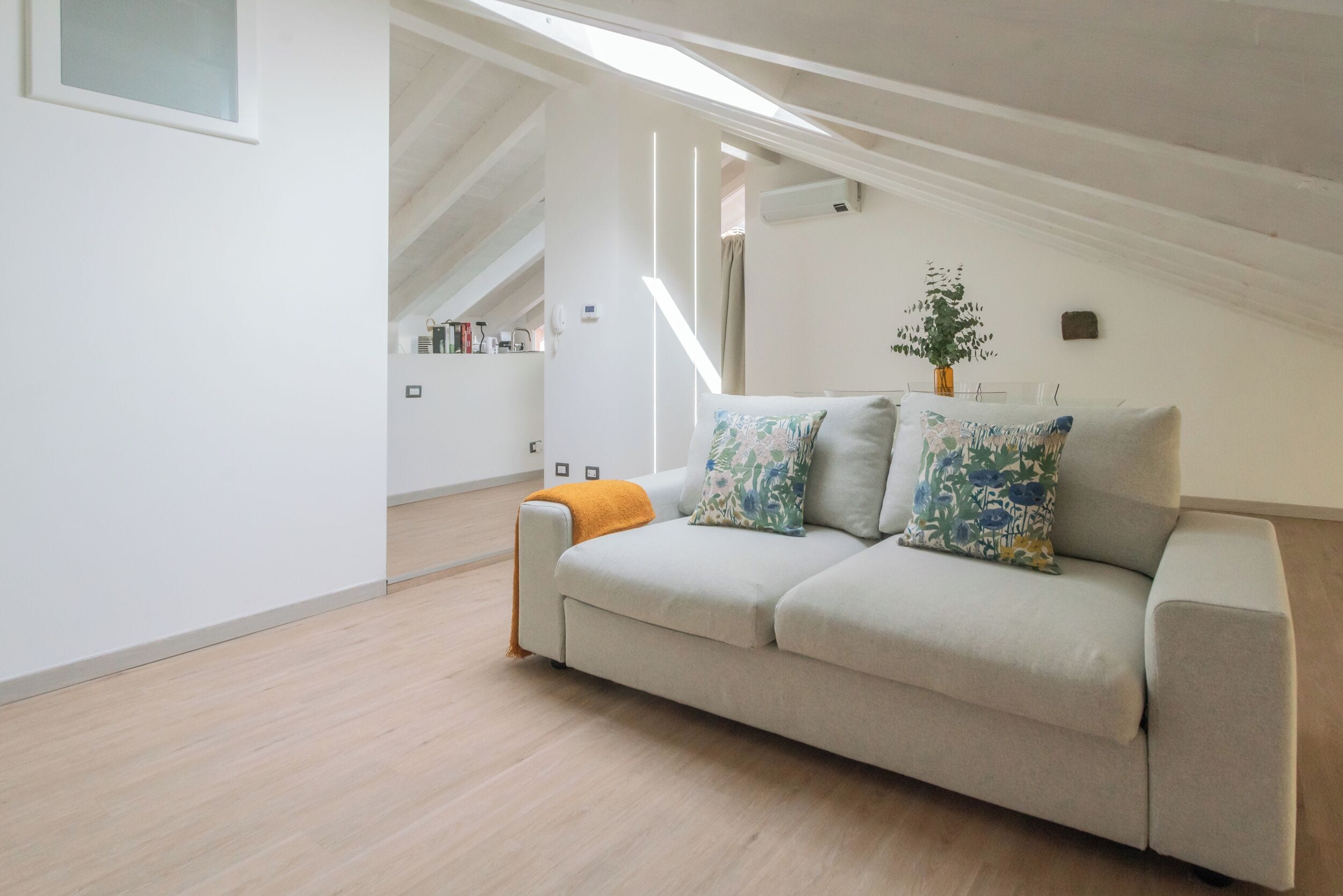 Appartement (1 Bedroom) | Woonruimte | Een 32-inch televisie met digitale zenders