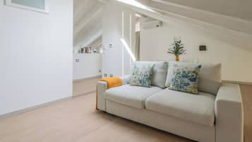 Appartement (1 Bedroom) | Woonruimte | Een 32-inch televisie met digitale zenders