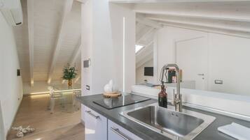 Appartement (1 Bedroom) | Privékeuken | Een magnetron, een espressoapparaat, een waterkoker, een kinderstoel