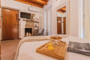 1 habitación, tabla de planchar con plancha y ropa de cama 