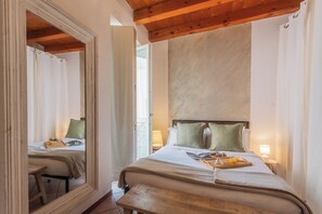 1 habitación, tabla de planchar con plancha y ropa de cama 