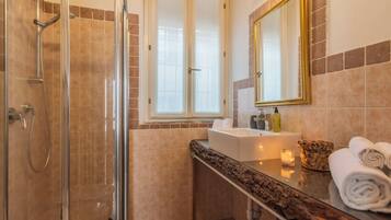 Apartment (1 Bedroom) | Bathroom