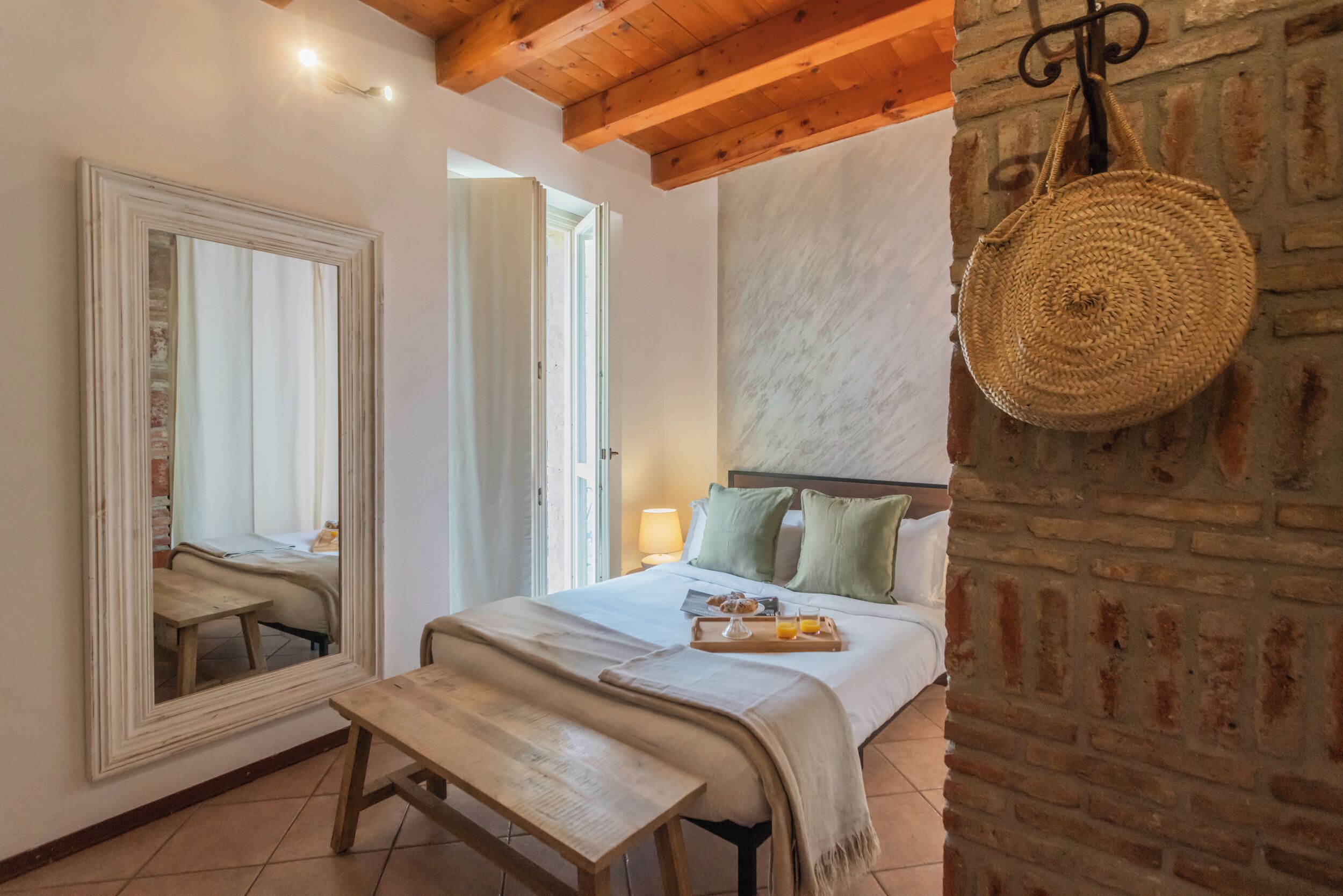 1 habitación, tabla de planchar con plancha y ropa de cama 