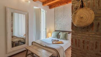 1 habitación, tabla de planchar con plancha y ropa de cama