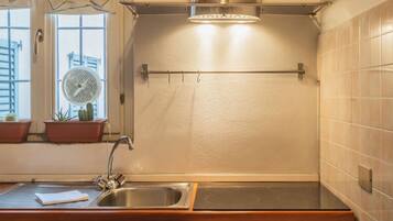 Apartment (1 Bedroom) | Dapur peribadi | Ketuhar gelombang mikro, ketuhar, pembancuh kopi espreso