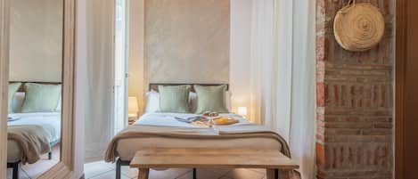 Apartment (1 Bedroom) | 1 bedroom, iron/ironing board, bed sheets