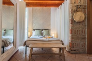 1 habitación, tabla de planchar con plancha y ropa de cama 