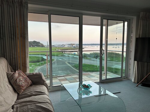 Mudeford, Dorset. Spectacular Seafront Views. Perfect Family Getaway. Driveway.