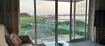 Mudeford, Dorset. Spectacular Seafront Views. Perfect Family Getaway. Driveway.