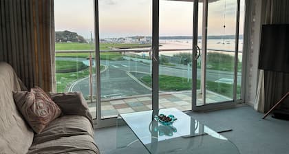 Mudeford, Dorset. Spectacular Seafront Views. Perfect Family Getaway. Driveway.