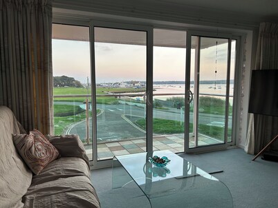 Mudeford, Dorset. Spectacular Seafront Views. Perfect Family Getaway. Driveway.