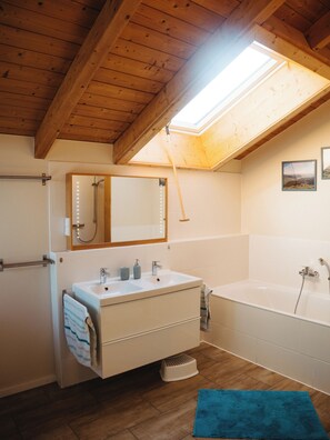 Hair dryer, towels, soap - Vacation apartment "Bird's Nest". Close to nature on the Albtrauf. Enjoy your vacation. (Mössingen)