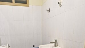 Ein kleines Badezimmer mit Toilette, Waschbecken und blauen Fliesen.