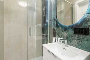 Dusche, Haartrockner, Handtücher, Shampoo