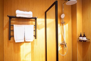 Luxury Double Room, Balcony | Bathroom | Slippers - 东方翡翠酒店 Jade Hotel (Dar es Salaam)