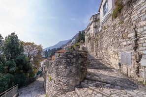 Property grounds - Hugau Apartment - Carate Urio (Carate Urio)