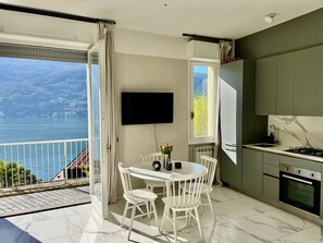 Fridge, oven, dishwasher, electric kettle - Hugau Apartment - Carate Urio (Carate Urio)