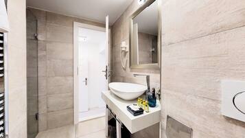 Apartment, 2 Bedrooms | Bathroom | Towels