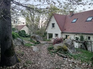 Zona residencial amb cases, un camí i vegetació als voltants.