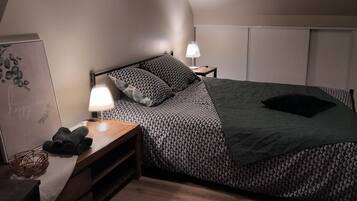 5 habitaciones, tabla de planchar con plancha, wifi y ropa de cama