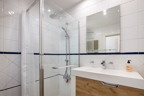 Dusche, Haartrockner, Handtücher