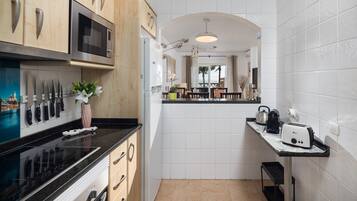Kühlschrank, Mikrowelle, Ofen, Geschirrspüler