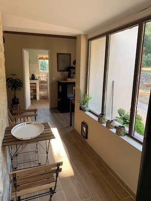 Interior - Quiet, romantic room with swimming pool in the heart of nature. (Figanières)