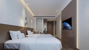 Een moderne hotelkamer met twee bedden, een televisie en uitzicht op de stad.