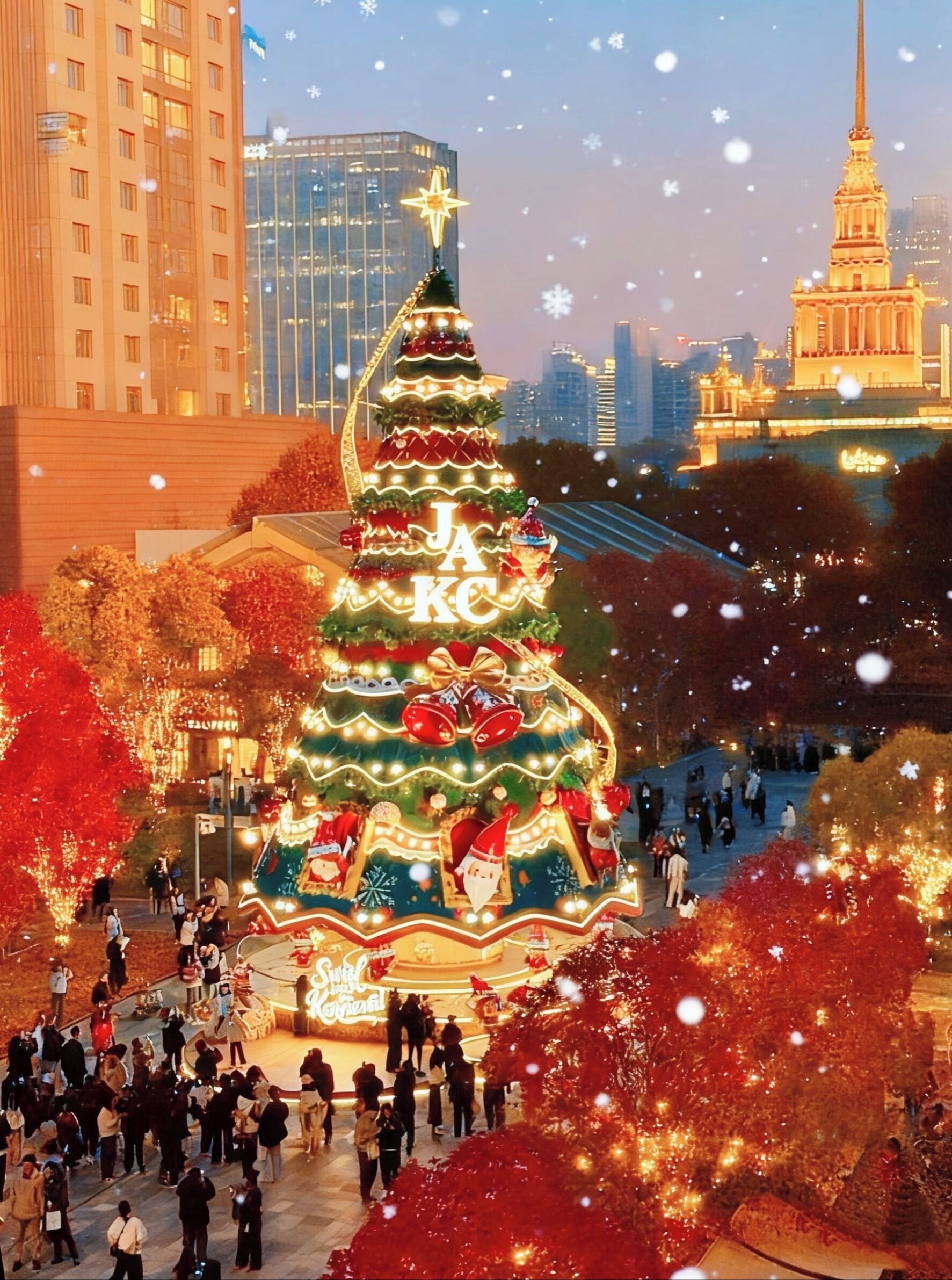 Un gran árbol de Navidad iluminado con la inscripción 'JAKE', rodeado de gente en un entorno urbano con edificios al fondo.