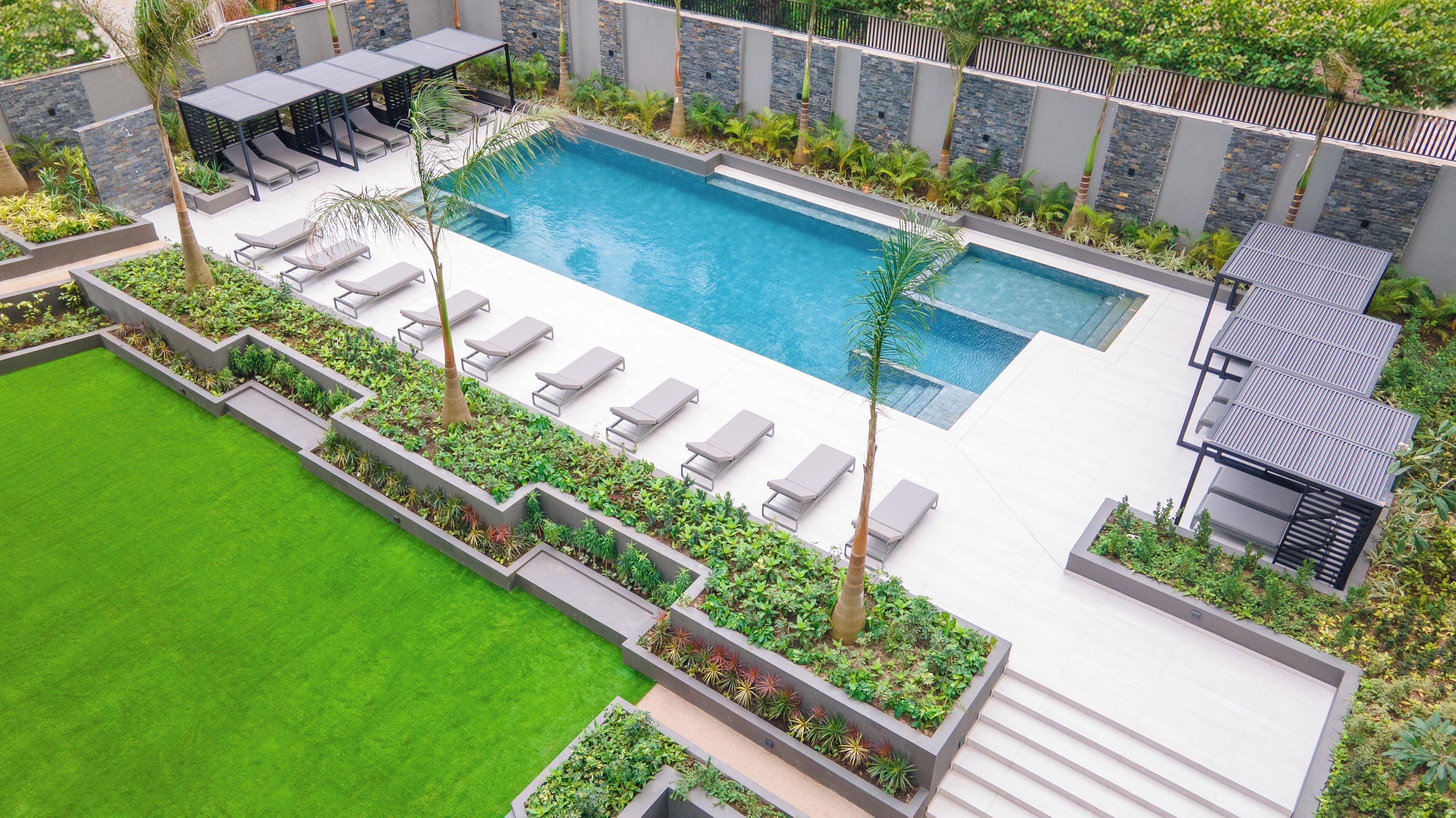 室外游泳池，提供免費遮陽小屋和泳池遮陽傘