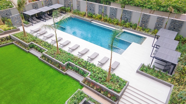 室外游泳池,提供免費遮陽小屋和泳池遮陽傘