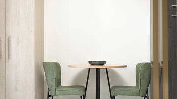 Executive Studio, Balcony, City View | Dining