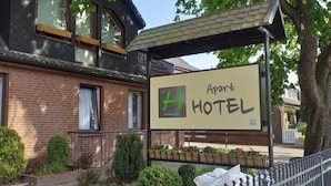 A sign for an 'Apart Hotel' with a QR code. - Hana Aparthotel (Barsbuttel)