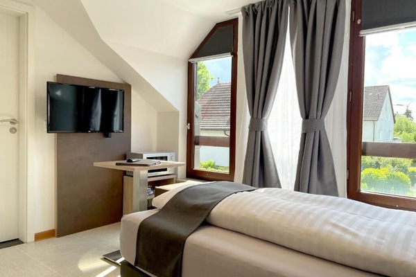 Single Room, Garden View | Blackout drapes, iron/ironing board, free WiFi, bed sheets