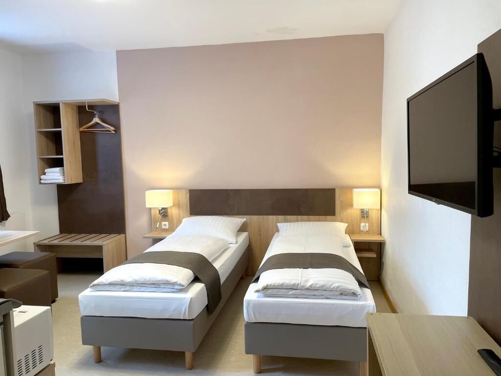 Standard-Doppel- oder -Zweibettzimmer | Verdunkelungsvorhänge, Bügeleisen/Bügelbrett, kostenloses WLAN