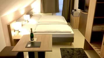 Comfort-Dreibettzimmer | Verdunkelungsvorhänge, Bügeleisen/Bügelbrett, kostenloses WLAN