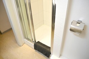 Standaard kamer, 1 twee- of 2 eenpersoonsbedden | Badkamer | Een douche, gratis toiletartikelen, een haardroger, handdoeken