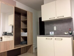 Comfort Quadruple Room | Private kitchen | Fridge, microwave, stovetop, electric kettle - Hana Aparthotel (Barsbuttel)