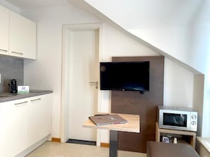 Single Room, Garden View | Private kitchen | Fridge, microwave, stovetop, electric kettle