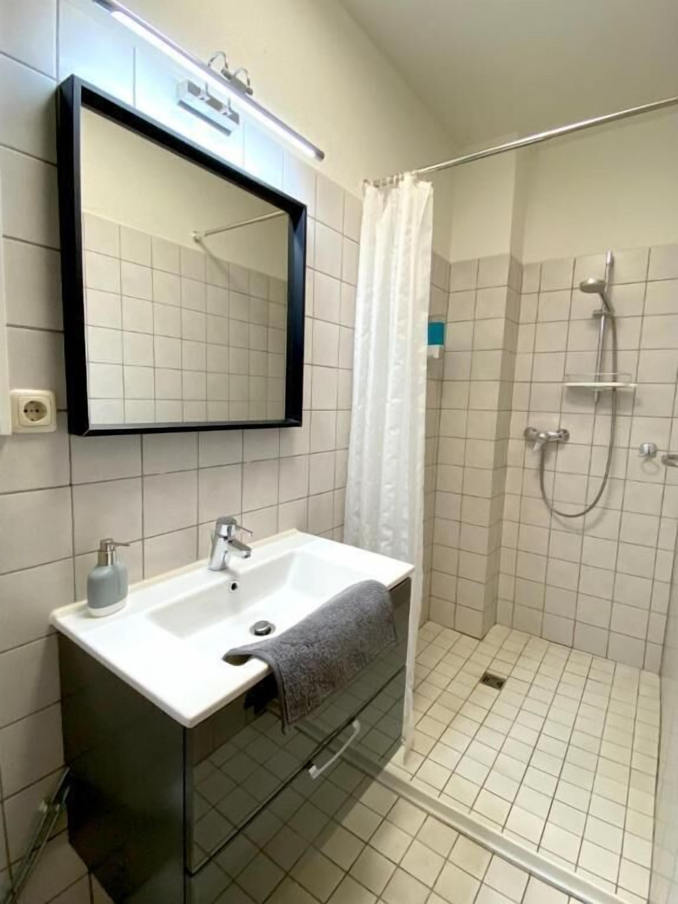 Perhestudio | Kylpyhuone | Suihku, ilmaiset hygieniatuotteet, hiustenkuivaaja, pyyhkeet