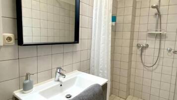 Perhestudio | Kylpyhuone | Suihku, ilmaiset hygieniatuotteet, hiustenkuivaaja, pyyhkeet