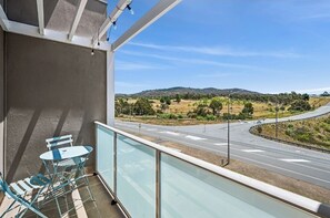 Outdoor dining - Modern Townhouse in Wright with Mt Stromlo Views (Wright)