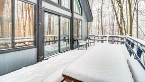 Ein überdachter Außenbereich mit schneebedecktem Boden und einer Brüstung.