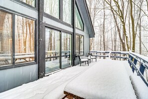 Terrace/patio - Cozy Big Bass Lake Chalet Retreat in the Poconos (Big Bass Lake)