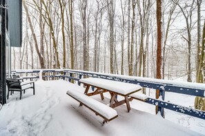 Outdoor dining - Cozy Big Bass Lake Chalet Retreat in the Poconos (Big Bass Lake)