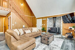 Smart TV, fireplace, DVD player, ping pong - Cozy Big Bass Lake Chalet Retreat in the Poconos (Big Bass Lake)