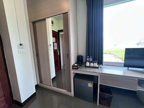 Standard King Room | Escrivaninha, camas extras/dobráveis (sobretaxa), Wi-Fi de cortesia