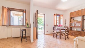 Una cocina amplia con comedor, armarios de madera y vistas al exterior.