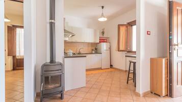 Fridge, oven, dishwasher, coffee/tea maker