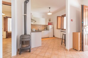 Fridge, oven, dishwasher, coffee/tea maker